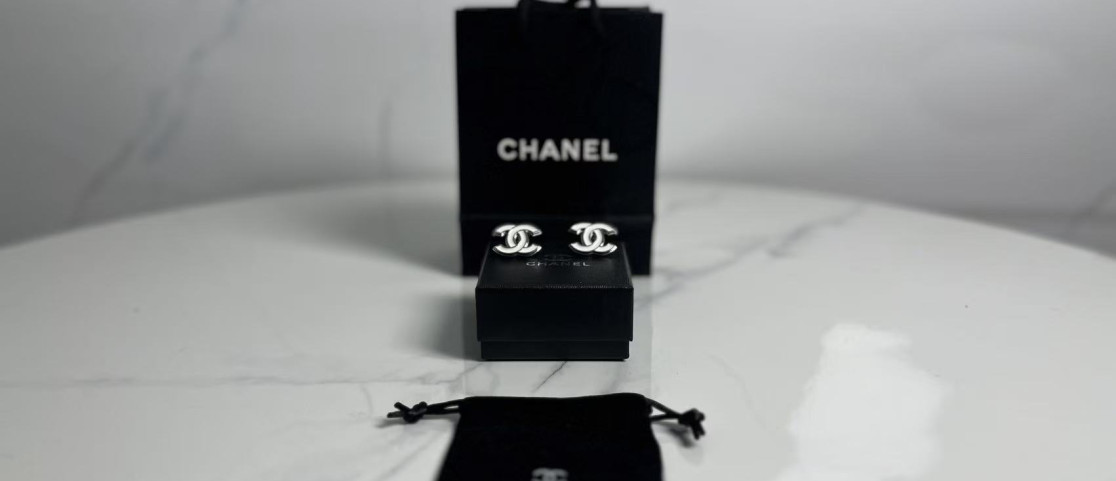 Loft Office With Vintage Decor For Creative Working